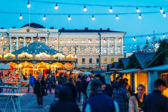El mercado de Navidad en la Plaza del Senado de Helsinki. Jussi Hellsten / Mercado de Navidad de Helsinki .