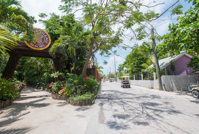 Entrée au Ramon's Village Resort, Ambergris Caye, Belize / Oyster