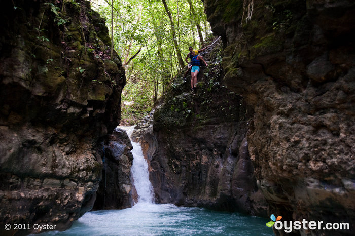 Salta da una delle 27 cascate del fiume Damajagua nella Repubblica Dominicana