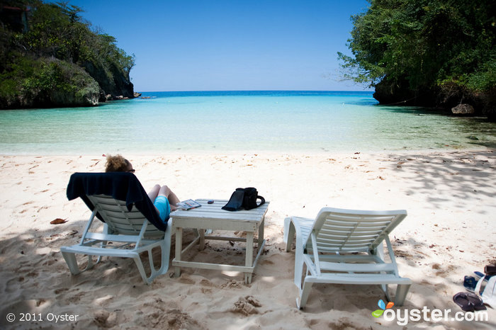 Fangen Sie ein paar Sonnenstrahlen in der wunderschönen Frenchman's Cove in Port Antonio, Jamaika