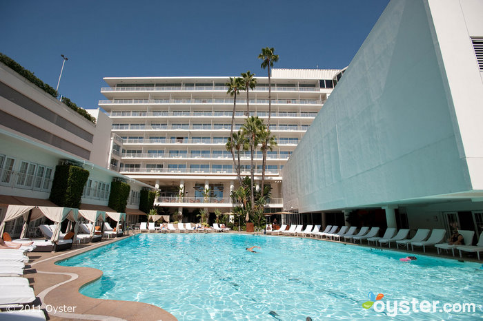 A enorme piscina do Beverly Hilton; Los Angeles, Califórnia