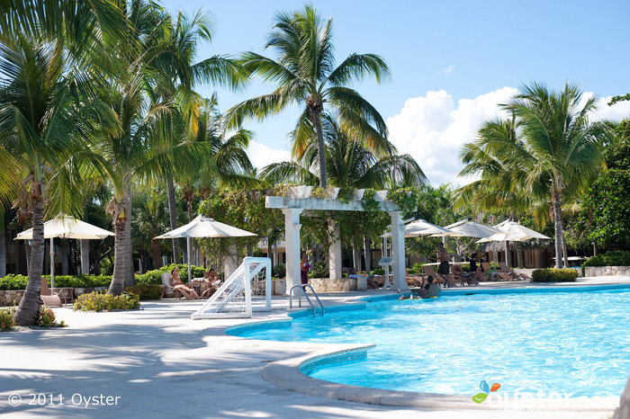 La piscina principal en el Hotel Punta Cana; Punta Cana, República Dominicana