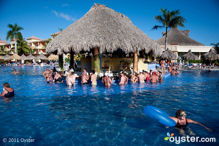 Il bar sull'acqua presso la piscina del Bahia Principe San Juan; San Juan, Repubblica Dominicana