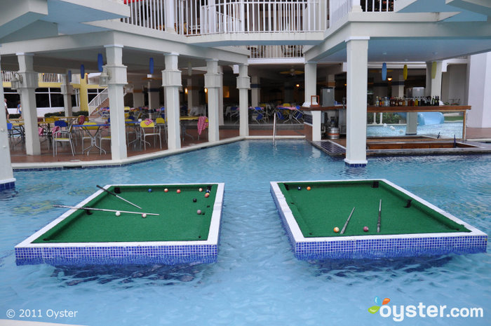 Tavoli da biliardo nella piscina del Breezes Trelawny Resort and Spa; Montego Bay, Giamaica
