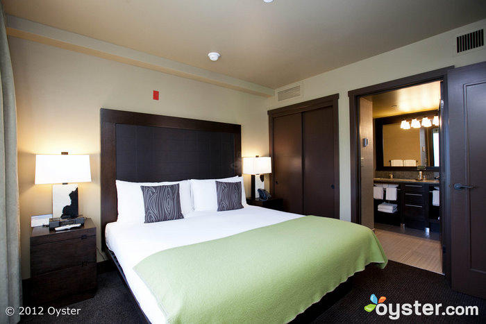 Una suite con una camera da letto presso l'Hotel Terra Jackson Hole; Jackson Hole, WY