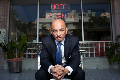 Anthony Melchiorri, do Hotel Impossible, posa em frente a um hotel com alguns quartos para alugar. (Foto Cortesia do Travel Channel)