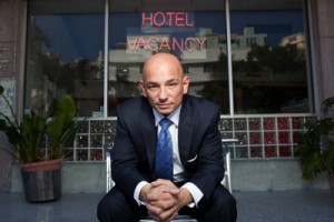 Anfitrião do Hotel Impossible Anthony Melchiorri.