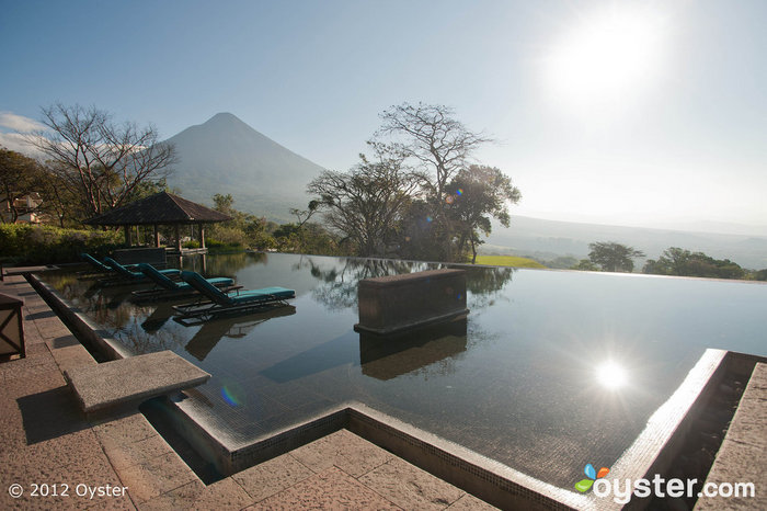Vistas volcánicas: vista desde la piscina de borde infinito en La Reunion Golf Resort & Residences - Guatemala
