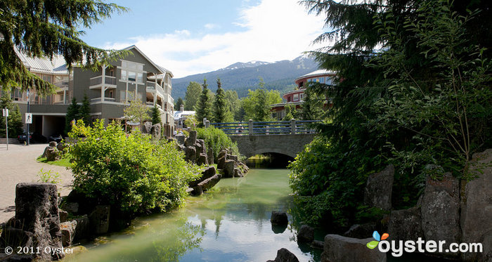 O sofisticado, mas rústico Nita Lake Lodge fica convenientemente entre as montanhas e o lago.