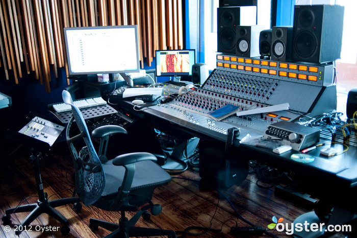El estudio de grabación tiene todas las características que un artista superior necesitaría para establecer algunas pistas.