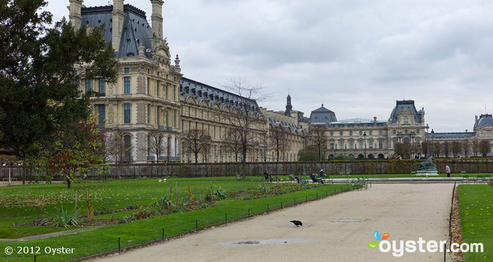 Rilassati nel giardino delle Tuileries dopo aver visitato il Louvre