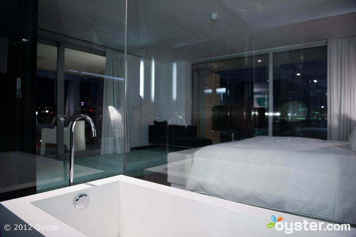 El baño con paredes de vidrio permite a cualquiera en el dormitorio principal echar un vistazo.