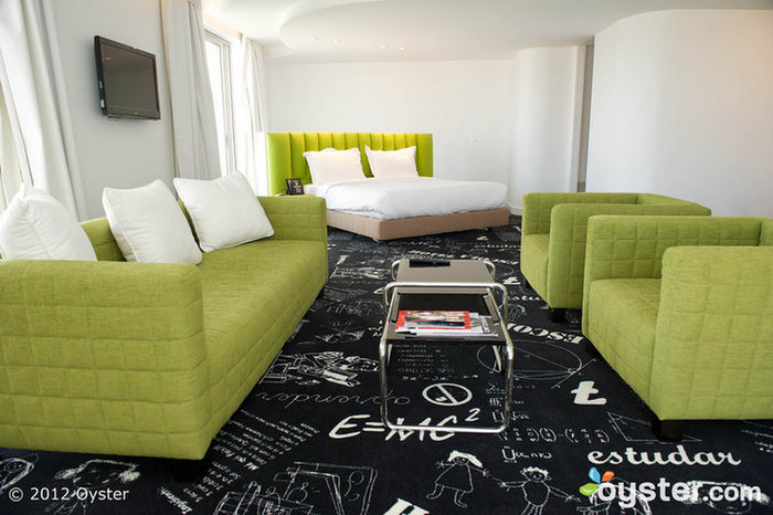 Las suites están bien equipadas, y de forma peculiar, en eso. Me encantan los garabatos en la alfombra!