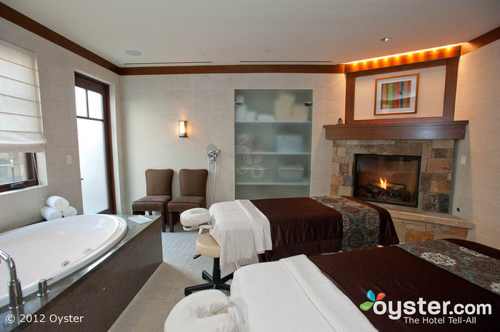 Entspannen Sie Seite an Seite mit Ihrem Schatz im Four Seasons Vail Resort.