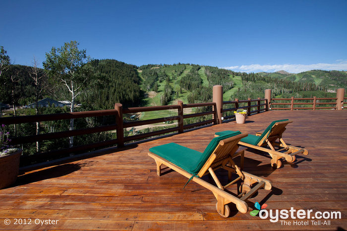 El albergue cuenta con vistas a la montaña que son hermosas tanto en el sol y en la nieve.