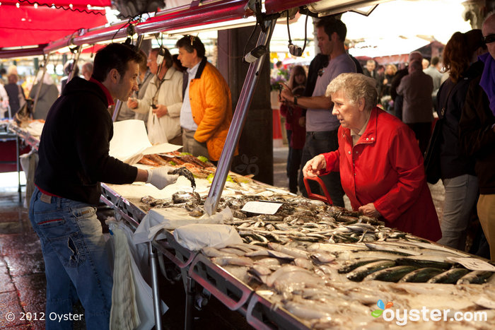 De Rialto Vis- en Groentenmarkt in San Polo is een uitstekende plek om te ontdekken wat de lokale bevolking eet.