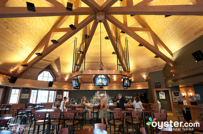 T-Bar ofrece excelentes vistas, especialidades diarias de comida y una ubicación privilegiada en Peak 8.