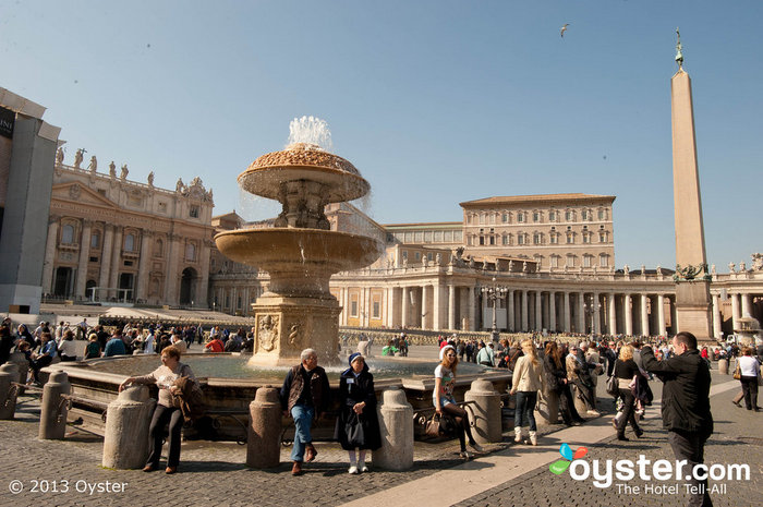 Se espera que miles de visitantes lleguen a la ciudad mientras el Colegio de Cardenales se reúne en la Capilla Sixtina para elegir al próximo Papa.
