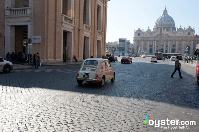Aunque los italianos prefieren moverse por Fiat, a Benedicto le quedan solo unos días para usar el infame Papamóvil.