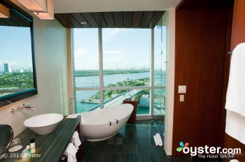 Ein Badezimmer des Bal Harbor Resort hat einige der besten Aussichten in Miami.