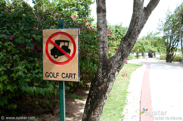 "Pas de voiturettes de golf. (C'est une voiturette de golf, au fait.) "