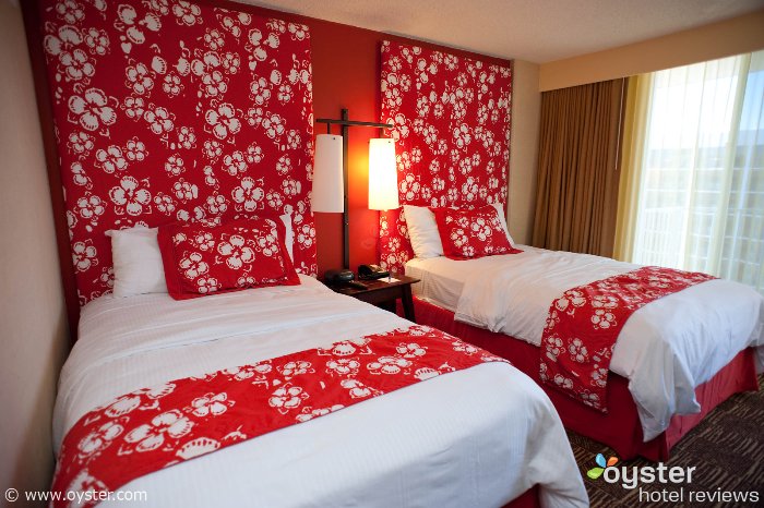 Las habitaciones funky y florales con vistas al mar del Aston Waikiki Beach Hotel