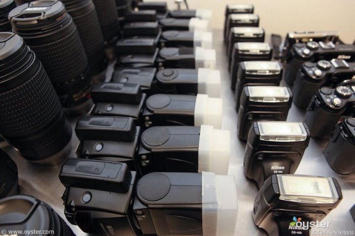 Nuestros kits de reporteros incluyen flashes Nikon SB400 y SB800.