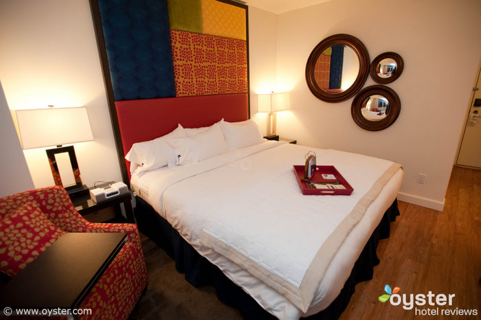 Os alegres quartos do Hotel Indigo são confortáveis ​​e bem equipados, perfeitos para os fãs que arrastam os seus acompanhantes significativos.