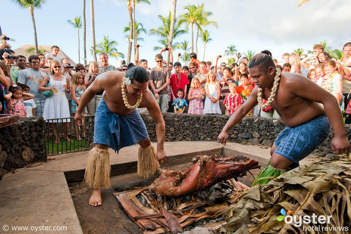 O Sheraton Maui luau apresenta um tradicional porco assado.