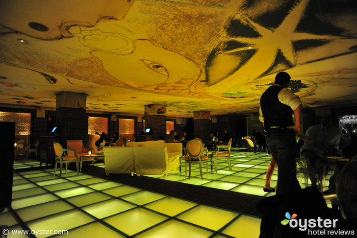 El diseño surrealista de Philippe Starck, que exhibe Hudson Hotel Bar, te hace sentir como si hubieras pasado por el agujero del conejo.