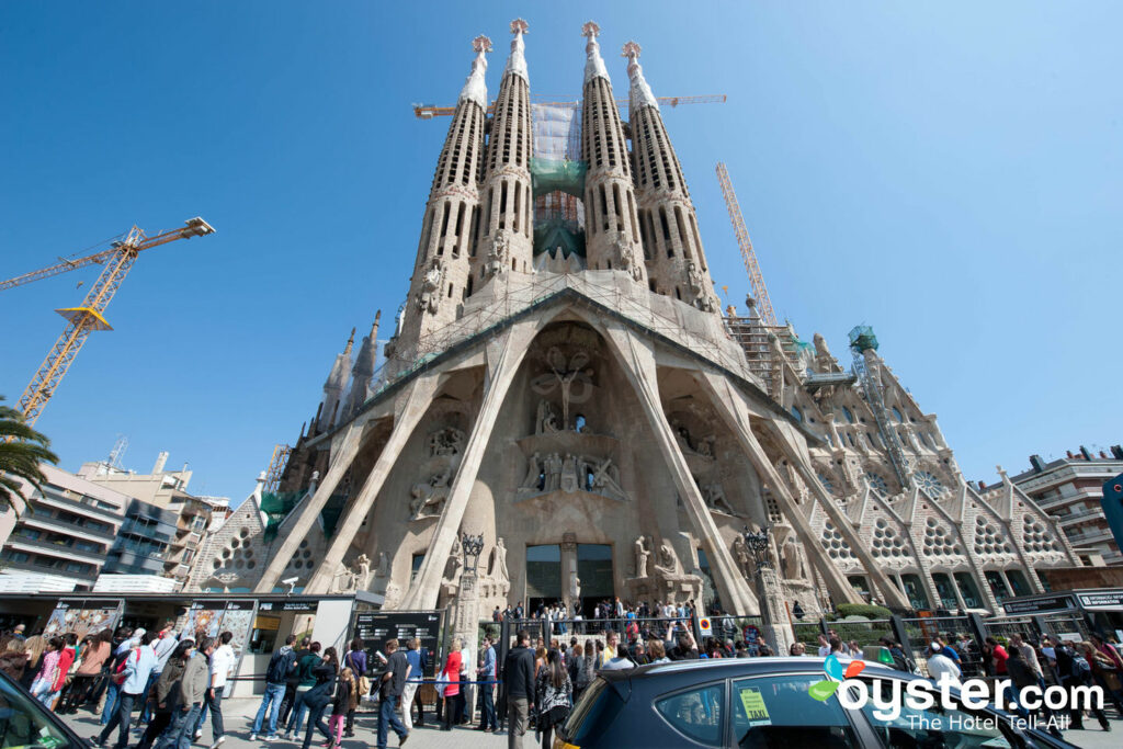 L'iconica Sagrada Familia di Gaudi, nell'Eixample di Barcellona.