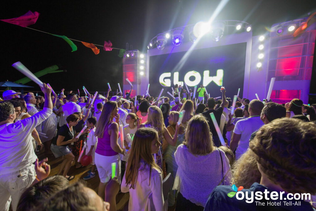 Glow Party no Norwegian Escape / Oyster