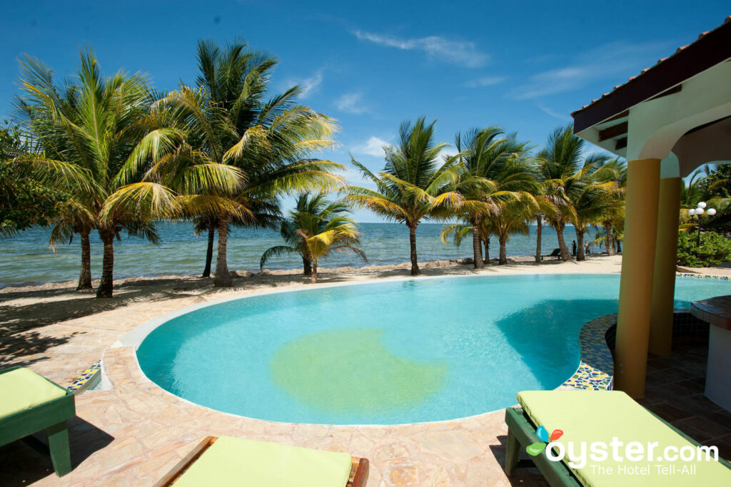 Infinity-Süßwasserpool im Roberts Grove Beach Resort, Belize / Oyster