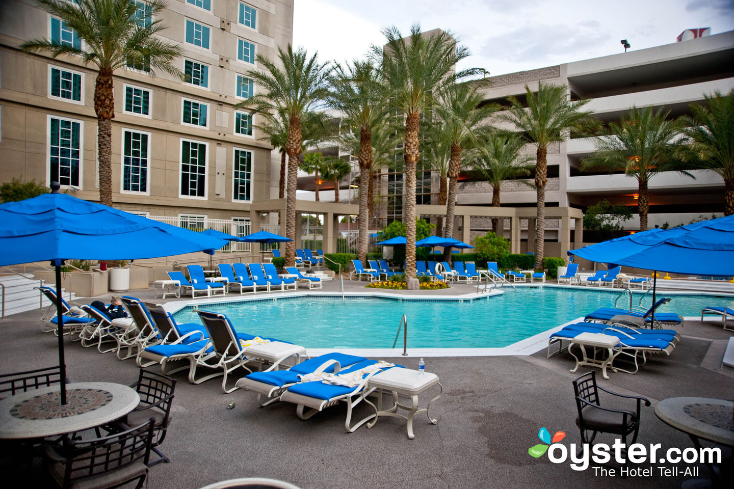 Lounge Chairs Heated Pool Hilton Grand Vacation Club At The Las Vegas Hilton V137316 1440 