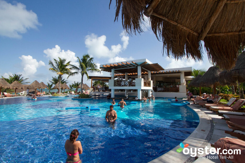 Hauptpool bei Excellence Playa Mujeres / Oyster
