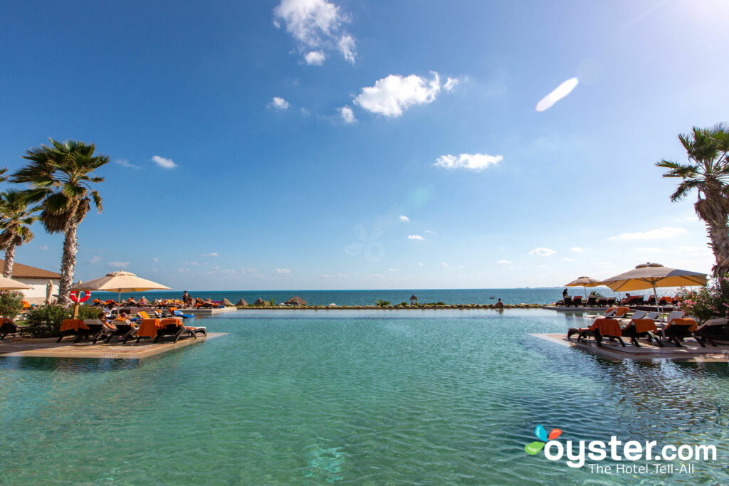 Pool im Secrets Playa Mujeres Golf & Spa Resort, Mexiko / Oyster