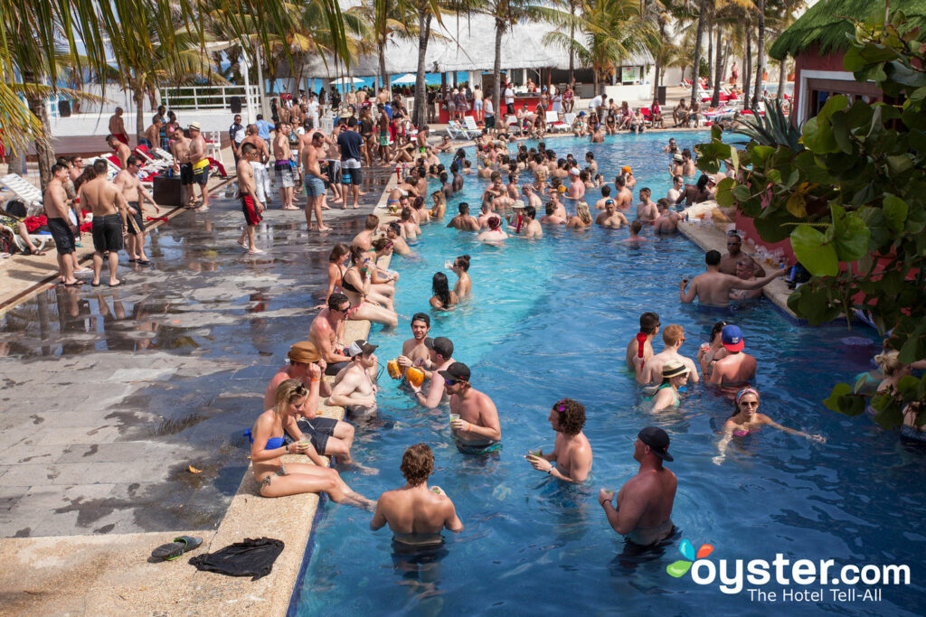Escena de fiesta en el Grand Oasis Cancún