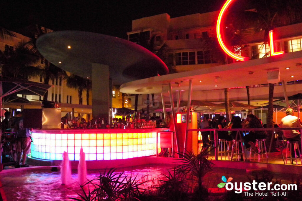Bar de la piscina en el Hotel Clevelander South Beach, Miami / Oyster