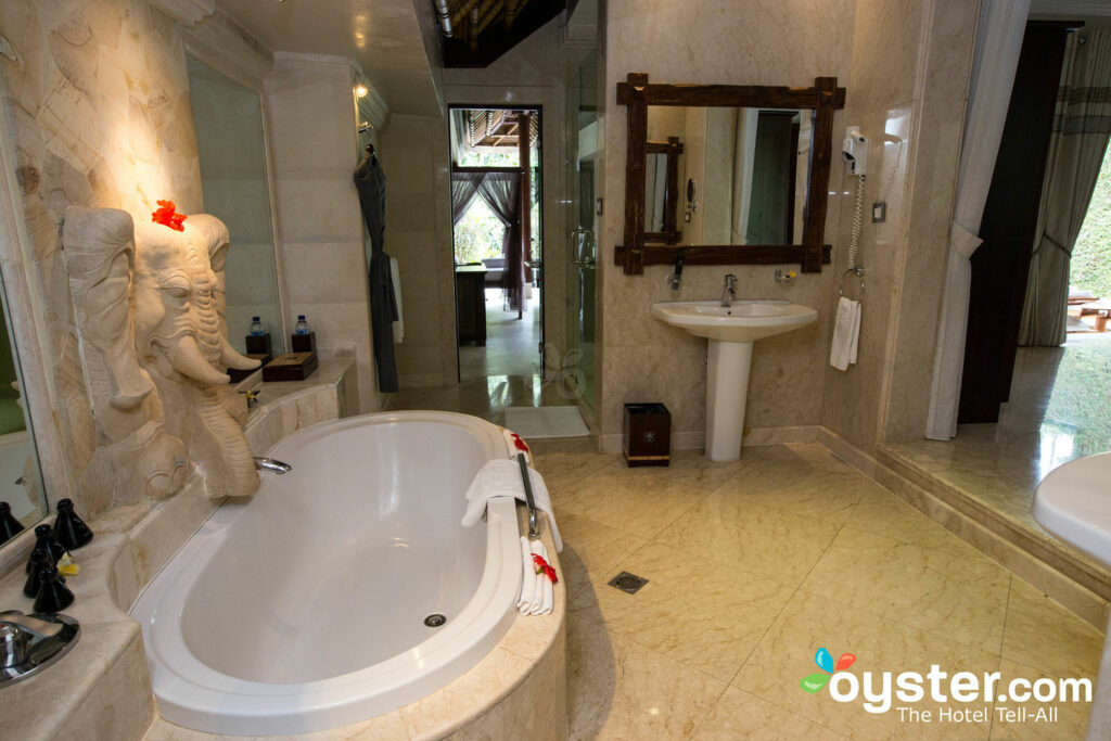 Les chambres sont amorties pour la romance avec de magnifiques touches indonésiennes (comme l'éléphant sculpté ci-dessus) et des salles de bains massives avec des baignoires profondes.