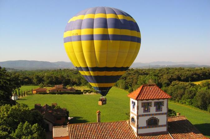 Vuelo en globo aerostático por Cataluña con recogida en Barcelona / Viator