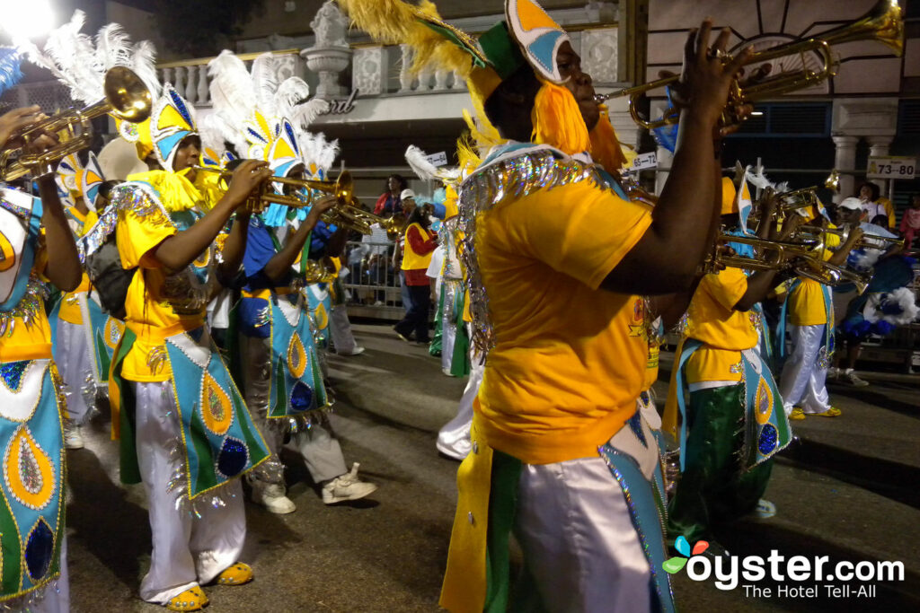 Desfile juvenil de Junkanoo en Nassau, Bahamas