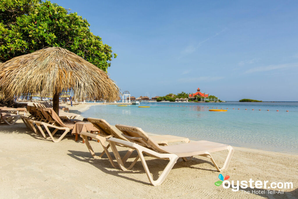 Playa en Sandals Royal Caribbean Resort y Private Island, Jamaica