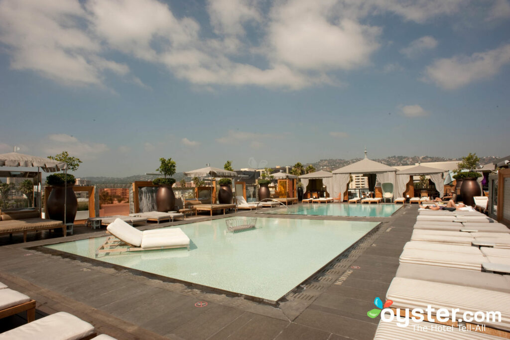Pool im SLS Hotel, einem Luxushotel in Beverly Hills