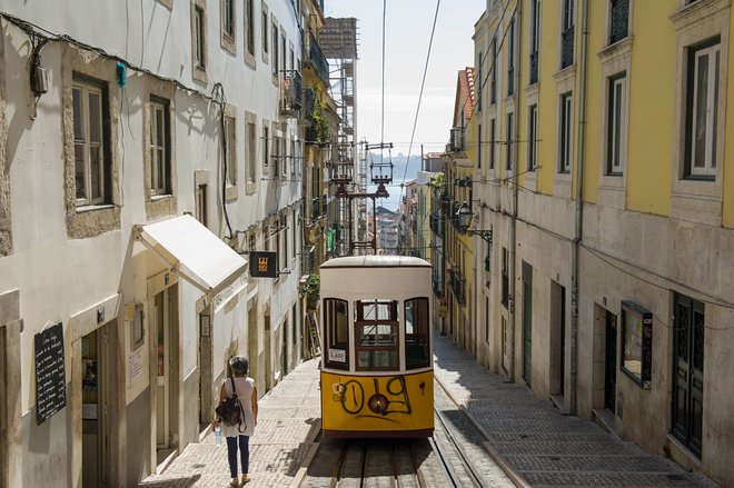 Straßenbahn in Rua da Bica / Oyster