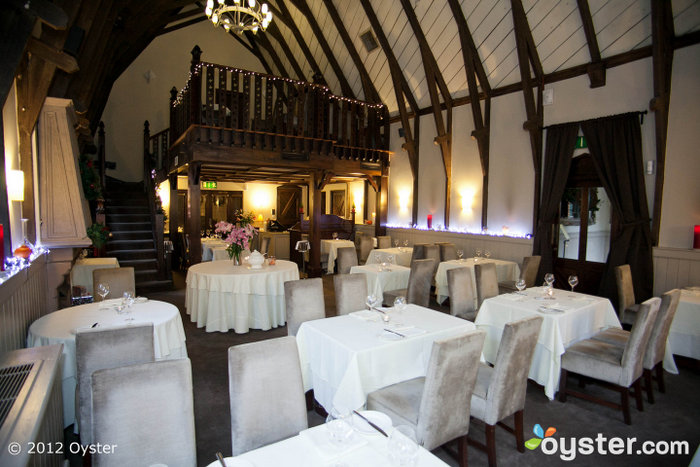 Le restaurant Oliviers possède des plafonds cathédrale aux poutres apparentes.