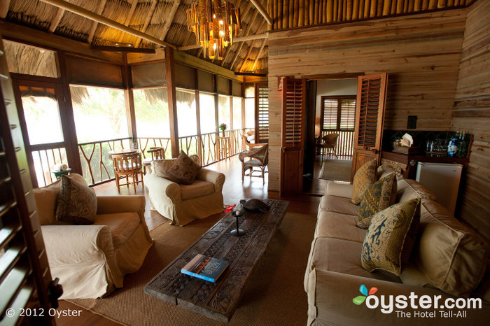 O hotel oferece chalés e villas individuais com telhados de colmo, decoração balinesa e varandas com tela.