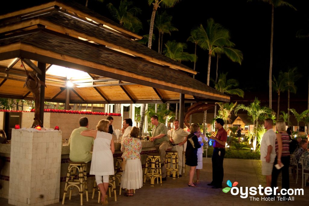 Plaza Bar en Majestic Elegance Punta Cana / Oyster