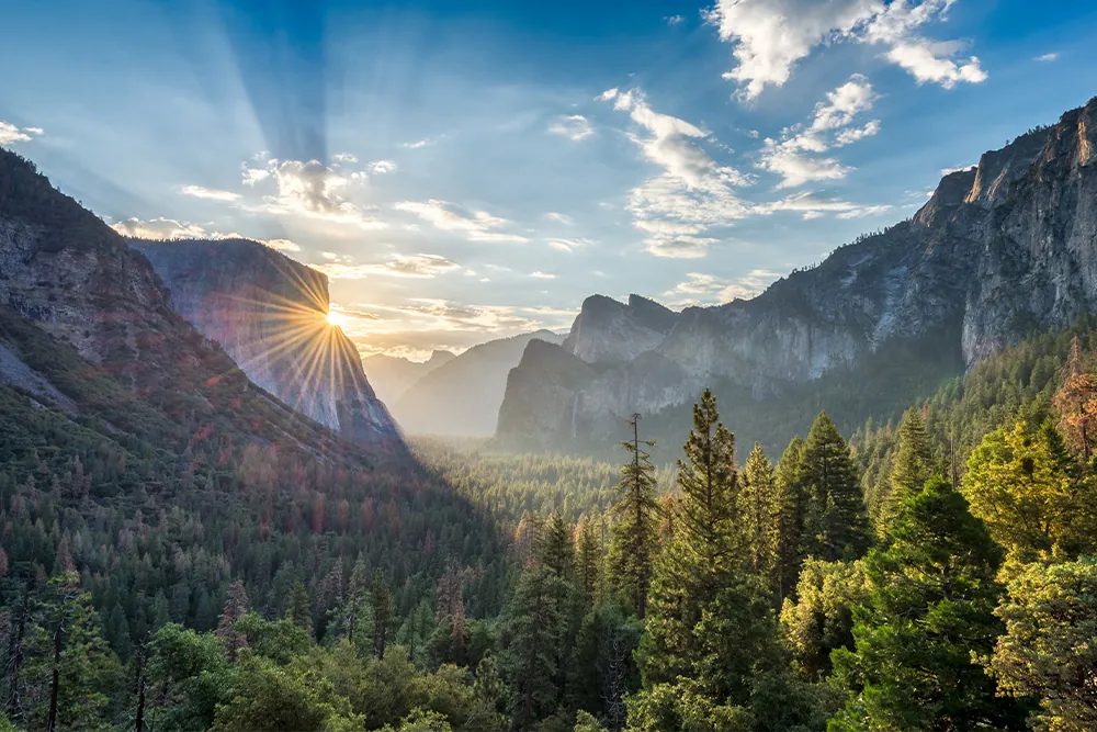 Sunrise at the tunnel View vista point at Yosemite National Park